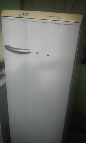 Vendo geladeira em ótimo estado !