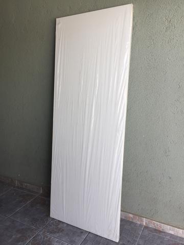 Vendo porta de madeira branca nova
