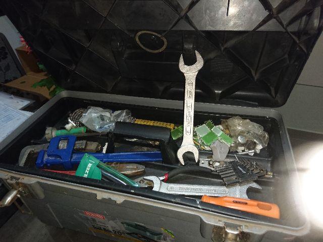 Maleta com diversas ferramentas