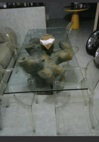 Mesa com base de tronco com 4 cade