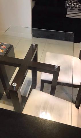 Mesa de Vidro com 4 cadeiras. Impecável!