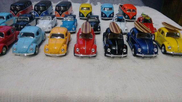 Miniaturas de metal, todos abrem as portas e tem fricção -