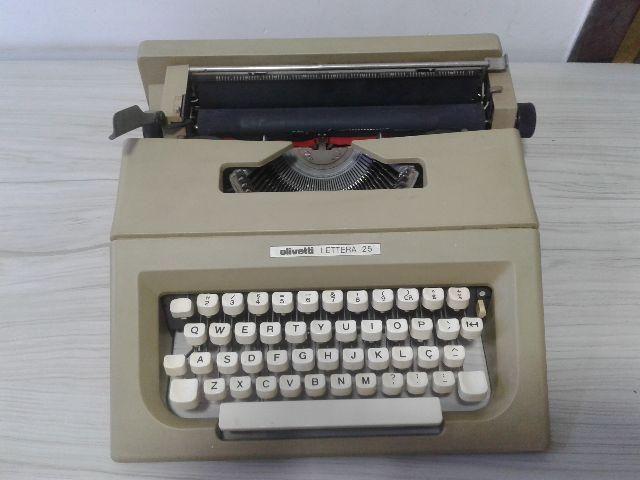 Máquina de escrever Olivetti Lettera 25