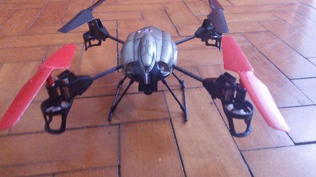 Drone filma e tira foto em hd