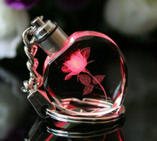 Chaveiro em Cristal Flor em forma coração e Luz Led