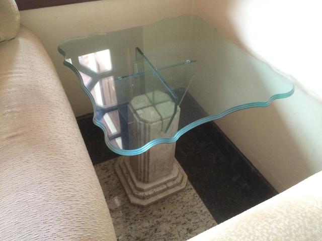 Mesa lateral em granito com vidro