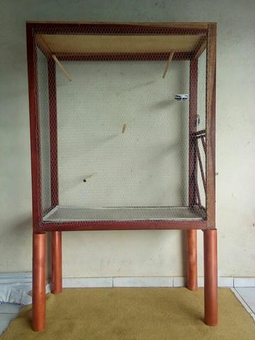 Lindo viveiro para pássaros