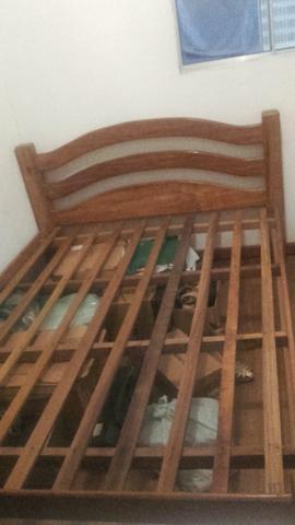 Cama de casal de madeira de gravatá