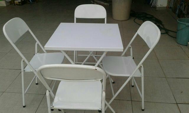 Conjunto de Mesa com 4 cadeiras