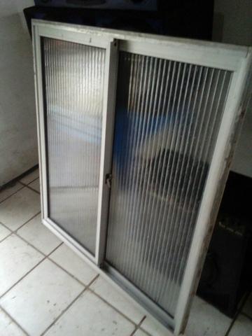 Janela usada mas bem conservada