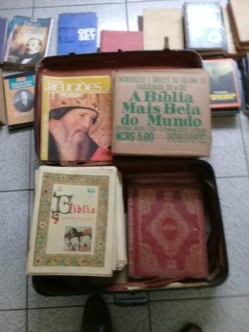 Livros da religiao e da bíblia da epoca