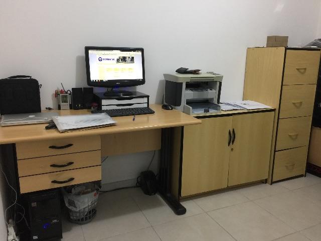Mesa Cadeira Arquivo Armário e Computador para escritório