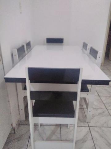 Mesa com 6 cadeira