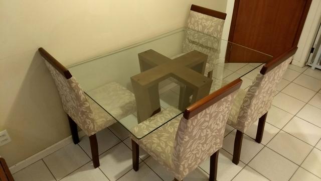Mesa com tampo de vidro e base de madeira de 6 lugares + 4