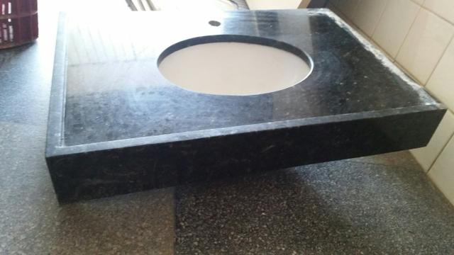 Pia para banheiro de granito com cuba e respaldo. pode ser