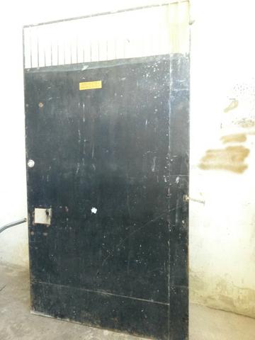 Portão de ferro chapado