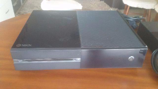 Xbox One - Semi novo com 2 Jogos