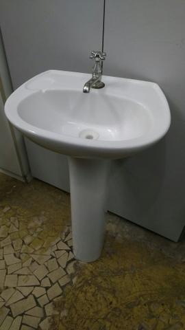 Cuba e coluna com torneira