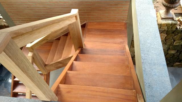 Fabricação de escadas de madeira e outros