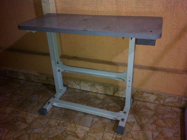 Mesa com pés de ferro para Maquina de costura