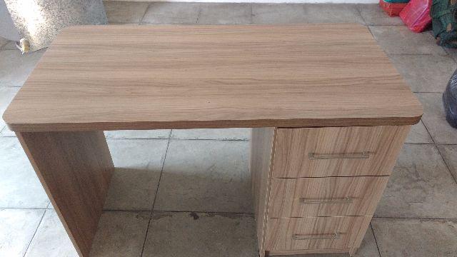 Mesa de Escritório em Champagne Nogal