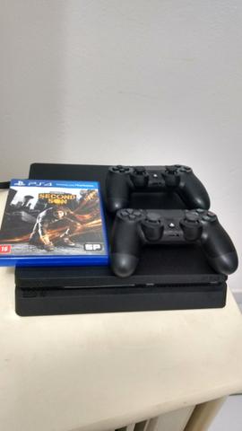 PS4 Slim com 2 controles e 1 jogo