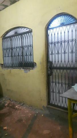 Porta e janela de ferro com grade
