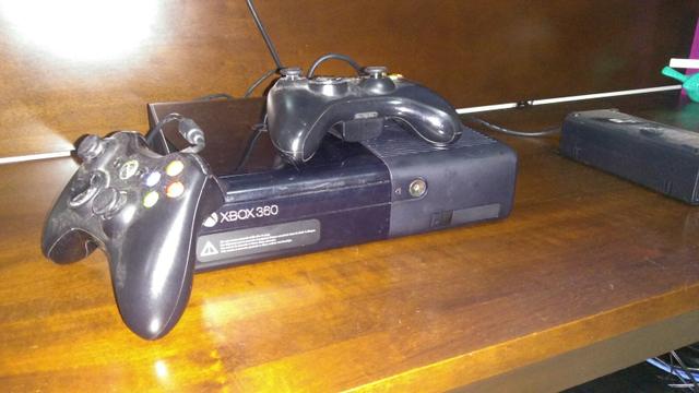 Xbox 360 semi-novo 2 controles destravado