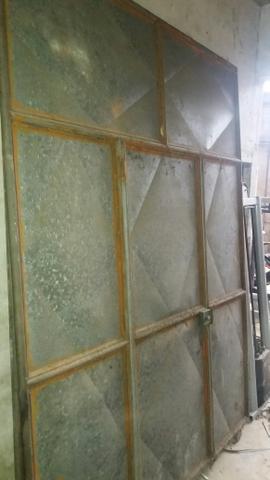 Dois Portões de Ferro de Correr Com Calha - Vendo juntos ou