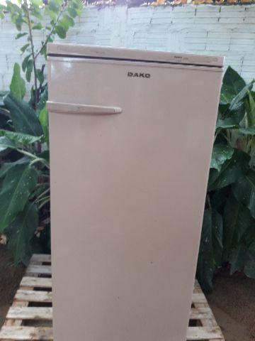 Geladeira dako completa gelando é bem conservada