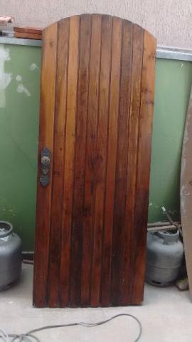 Porta de madeira mogno com batente e fechadura