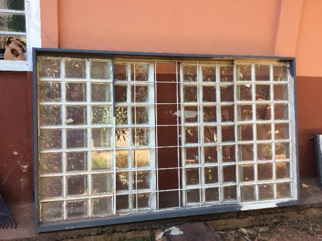 Portas e janela gravia com vidro