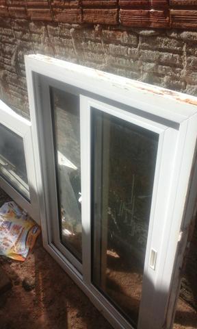 Vendo porta e janela de vidro por r$ 180 os dois