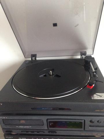 Aparelho de som Sony com vinil