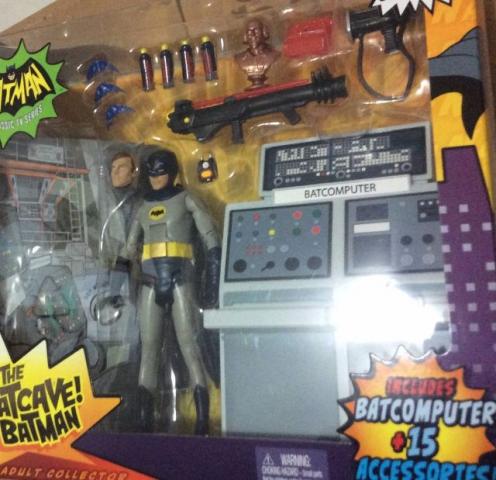 Batman  Adam West / Boneco e Batcaverna / Set To The