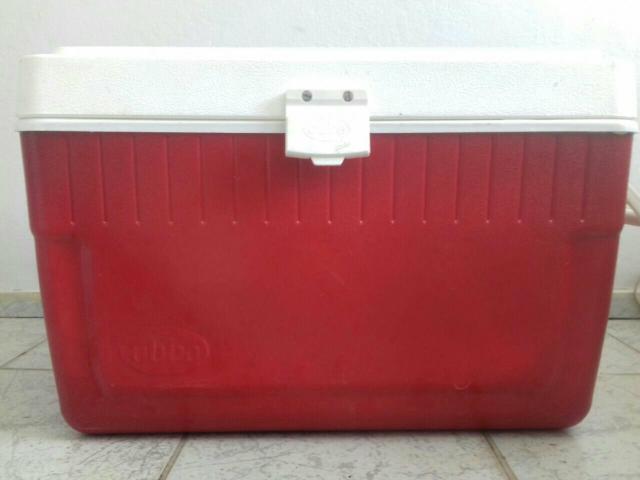 Caixa térmica vermelha