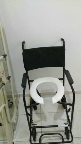 Cama hospitalar e cadeira de rodas com assento sanitário