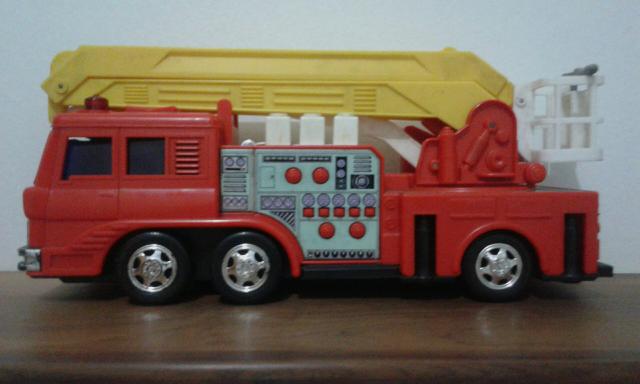 Carro bombeiro de brinquedo
