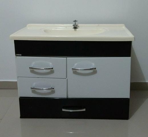 Gabinete com pia e torneira
