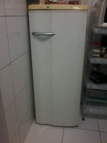 Geladeira semi nova!