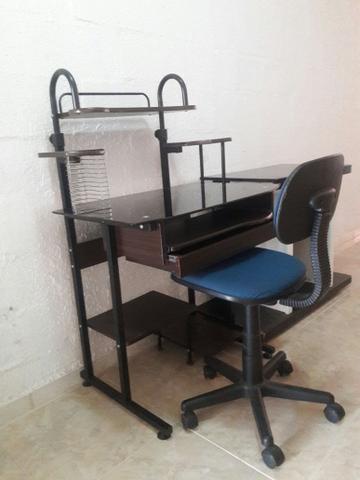 Mesa para computador e cadeira tipo secretaria
