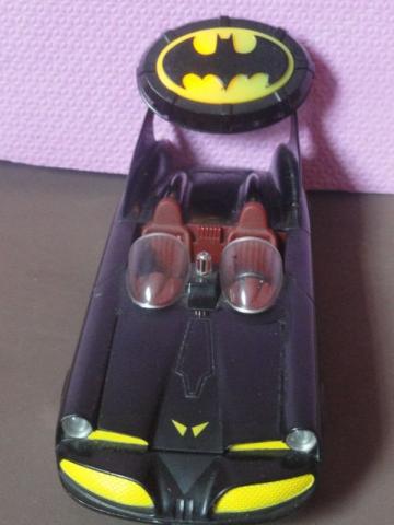 Miniatura de carro do Batman e Bat sinal