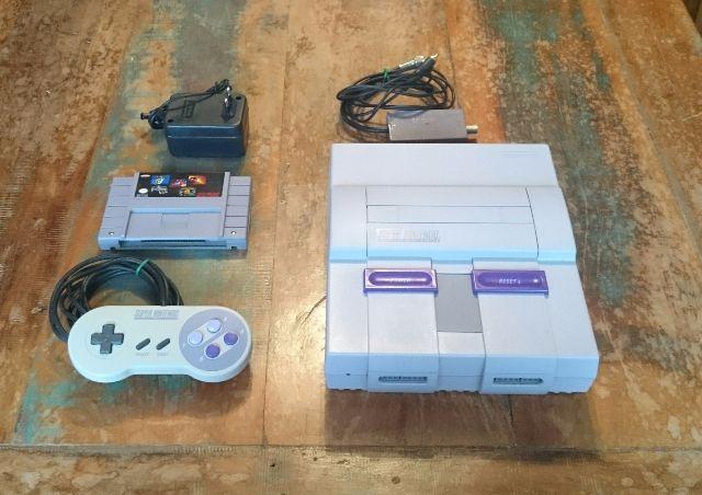 Super Nintendo completo c/ cartucho de 5 jogos