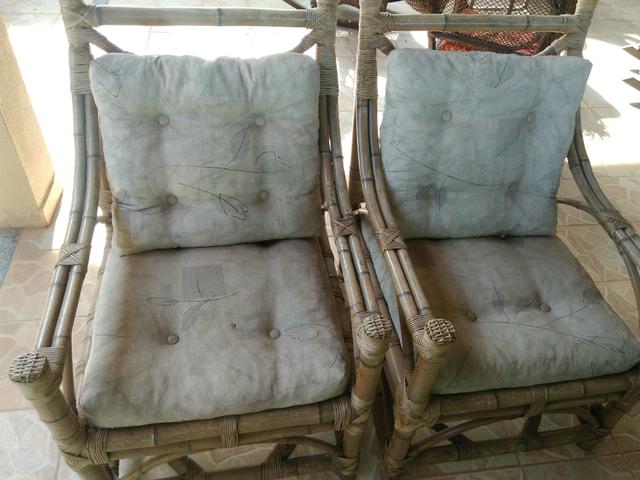 Jogo de 4 cadeiras com almofadas e mesa de centro com vidro