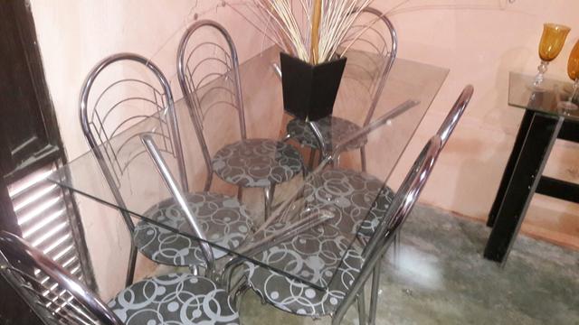 MESA de vidro com 6 cadeiras em cao