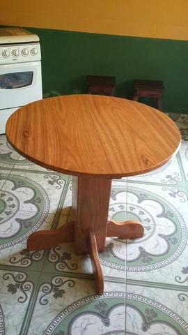 Mesa redonda de madeira
