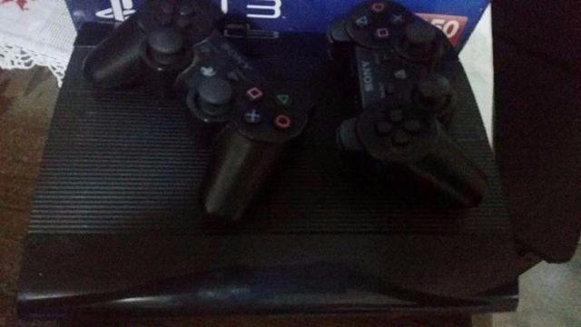 Playstation 3 Super Slim + 16 jogos + 2 Controles Originais