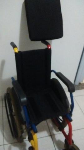 Vende se uma cadeira de rodas pequena
