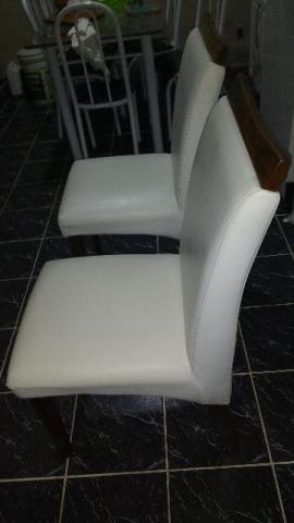 2 Cadeiras courvin brancas