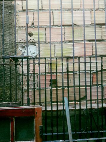 2 grades e 2 janelas grandes uma mede  e a outra